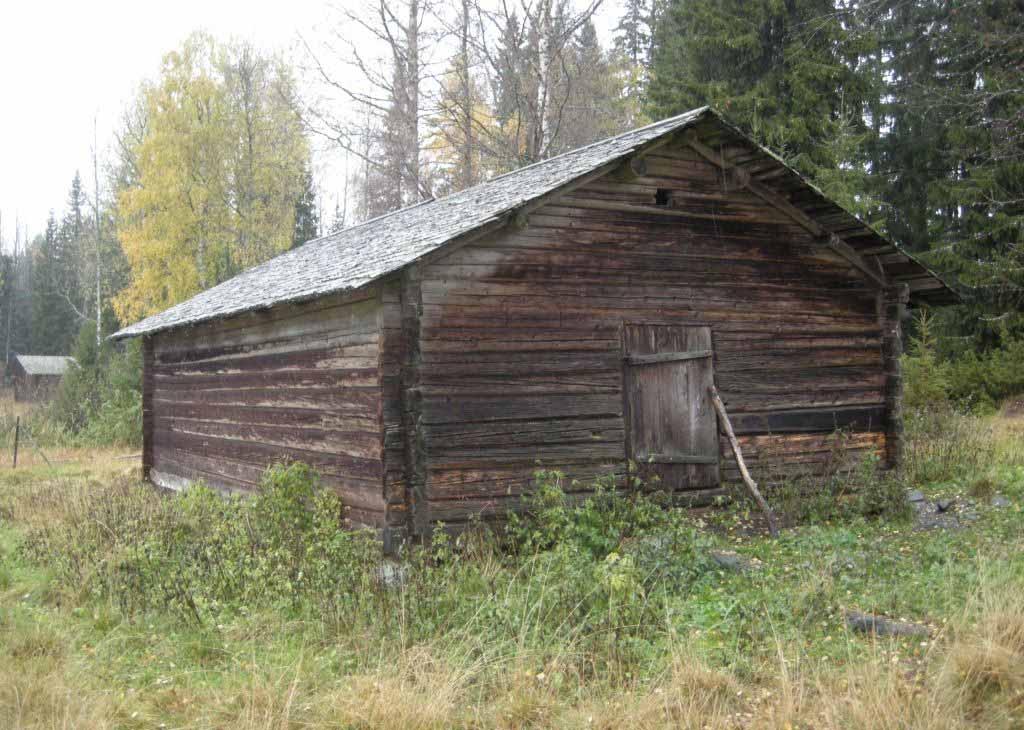 HISTORIK OCH BESKRIVNING Tretton kilometer nordväst om Hassela centralort ligger Ersk-Mats, en ensamgård anlagd på 1770-talet av ättlingar till de svedjefinnar som bosatte sig i dessa trakter kring