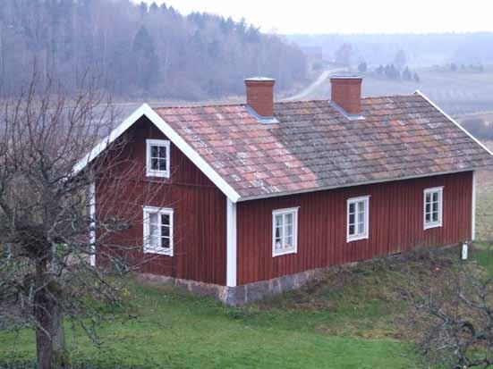 9 Bostadshuset sett från söder efter takomläggningen.