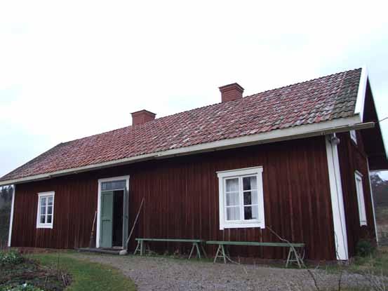 10 Bostadshuset sett från öster efter takomläggningen.