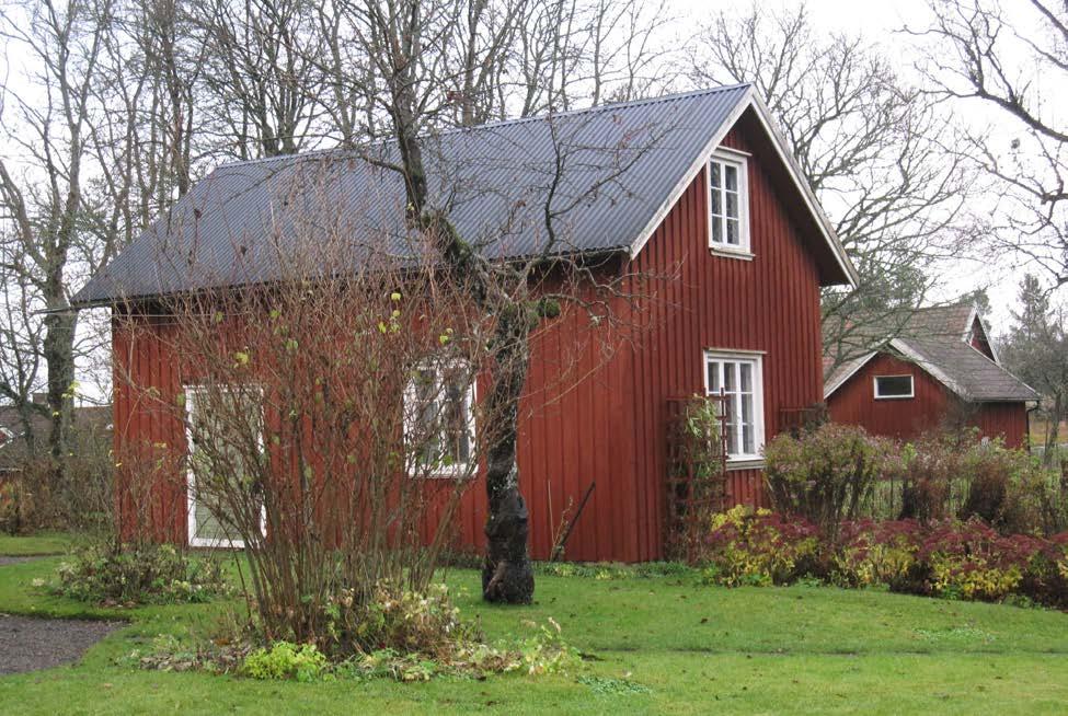 Fornlämningarna följer huvudsakligen de öppna dalstråken längs Mellby- och Mörlandaån och på höjdpartierna vid Risveden i Erska och Övre Jordala i Stora Mellby. Gårdsbyggnad i Erska.