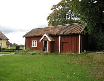 I Stora Mellby är mönstret kvar från äldre tid med ladugårdarna placerade utmed vägen och bostadshusen längre in på gårdsplanen.