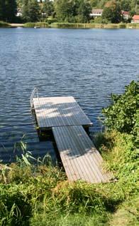 1. Föreningsbryggor ska främjas framför privata bryggor Från vänster: En mindre badbrygga som en lokal förening ansvarar för, ett strandområde för bad, segling och friluftsliv samt båtar förtöjda vid