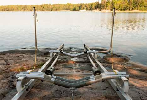 Fastsätt de 2 m långa rören i fästningarna under vagnen med 8 60 mm bultar och lockmuttrar.