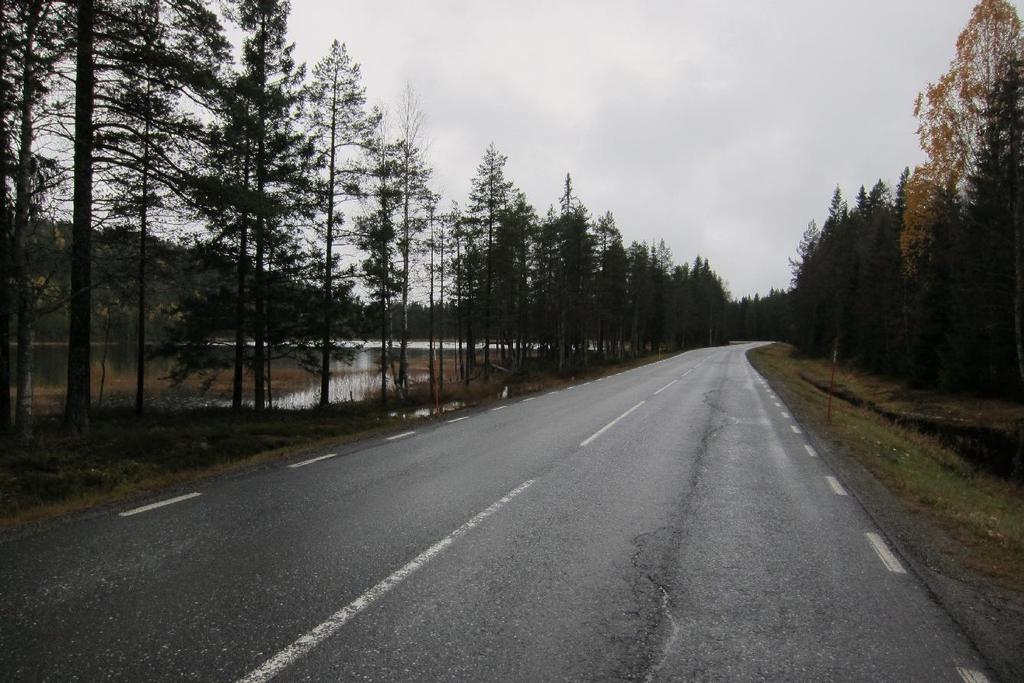 1 Inledning 1.1 Bakgrund Väg 726 på sträckan Bygdsiljum-Burträsk i Skellefteå kommun är allmänt spårig, uppvisar ojämna sättningar och har dålig bärighet.