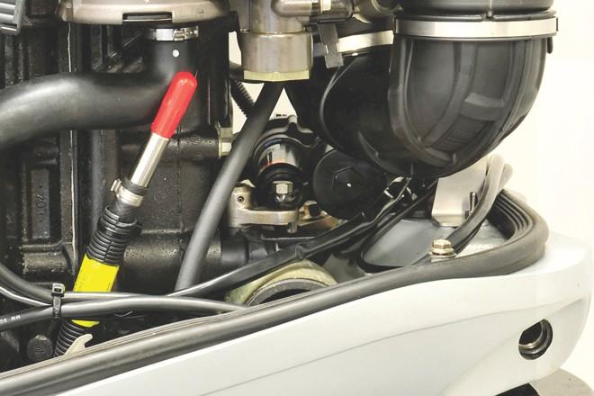 UNDERHÅLL AVLÄGSNA HYLSAN FÖR DET SLANGMONTERADE BRÄNSLEFILTRET Denna motor är utrustad med en in-line bränslefilterhylsa i bränsleintagsslangen inuti motorkåpan.