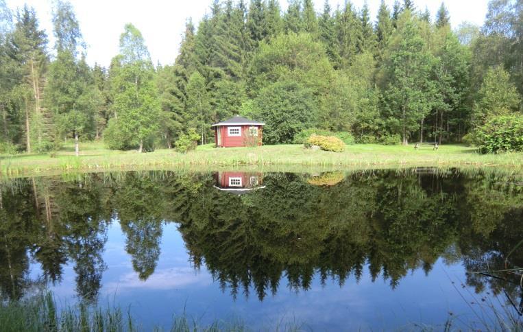 Ca 250 meter från gårdscentrum ner mot skogen