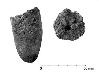 FRÅN PRESTIGEVARUGJUTNING TILL MYNTNING Fig. 14. Fragment av en rörformig förpackning. F 29301. Fig. 15. Fynd av ospecificerade förpackningsfragment.