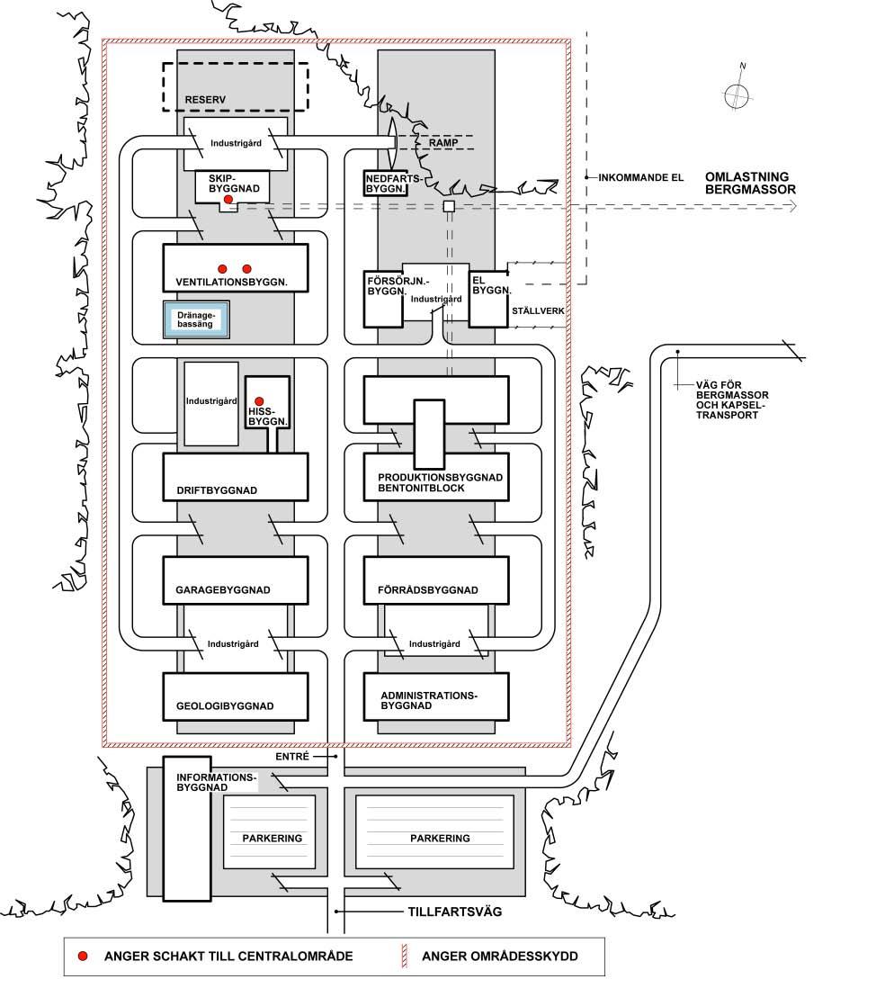 För att uppfylla krav på fysiskt skydd är driftområdet inhägnat. Ut- och inpassering av fordon och personal sker kontrollerat via en entré, se figur 5-3.