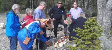 Barsviken - Surhalsen Söndag 28 augusti Ett muntert gäng svampentusiaster hade samlats på Parkettens parkering där en liten information om dagens exkursion genomfördes.