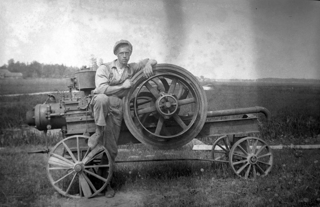 Karl Johansson, Trombäljen nr 5, Skära, håller i vänster