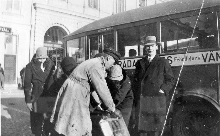 Rådaneforsbussen på Vänersborgs torg framför