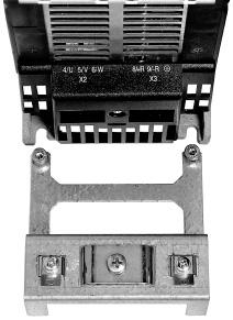 Installation Skärmklämmor 4 Skärmklämma för effektdel, byggstorlek 1 För MOVIDRIVE MDX61B byggstorlek 1 medföljer en skärmklämma för effektdelen som standard.