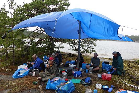 Vi lämnar av våra sopor (tillsammans en plastpåse) vid