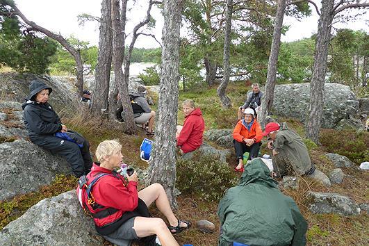 Fikarast på liten ö i Västerviken Lunchrast vid inloppet till