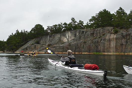 upp kajaken bredvid bryggan.