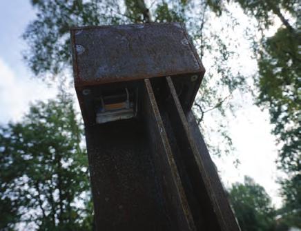 Detalj av armaturen. Foto Tobias Mårud. Resultat Anläggandet av askminneslunden vid Sura kyrka är väl utförd och följer länsstyrelsens beslut.