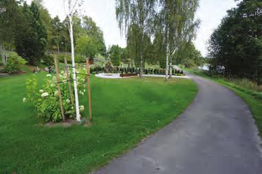 Den äldre muromgärdade kyrkogården, med resterna av den gamla kyrkan, ligger norr om den nya begravningsplatsen vilken sträcker sig i nord sydlig riktning längs Strömsholmsåsens östra sida.
