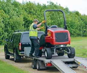 CT2240 Kompakt trecylindrig gräsklippare Smal transportbredd, utmärkt manöverförmåga CT2240 har en smal transportbredd på endast 138 cm och en snäv svängradie, vilket gör den optimal för