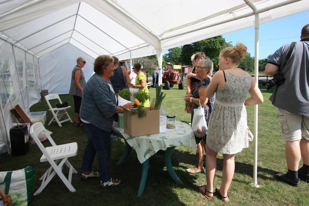 Skördefest och julmässa. Hembygdsföreningen hade lotteri och bokförsäljning i Böda hamn under Skördefesten och vid Skäftekärr under julmässan.