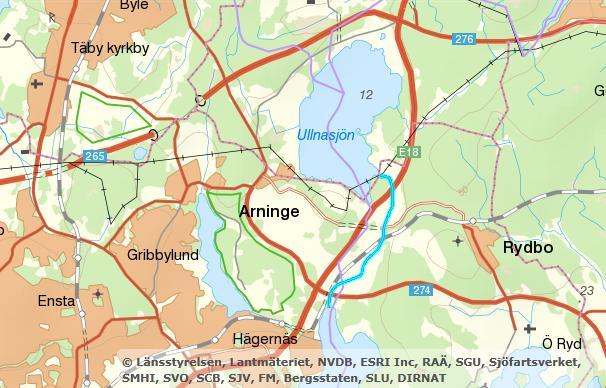 Figur 4. Översikt över Ullnaåns sträckning (markerad i ljusblått). Planområdets läge är utmärkt med pil och röd cirkel. Kartunderlag från länsstyrelsens WebbGIS (2018-09-20).