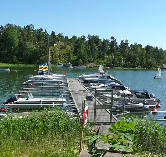 GRILLS båthamn Förra årets stora projekt var investeringen i y- bommar. Ett stort arbete som nu är genomfört och hamnen är nu helt bojlös.