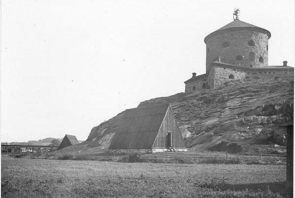 Figur 8. På fotot taget i det närmaste mot öst syns två krutkapell under skansen Lejonet. Fotografi 1921 Göteborgs stadsmuseum RKMD:2708. Förvaltarbostad Figur 9.