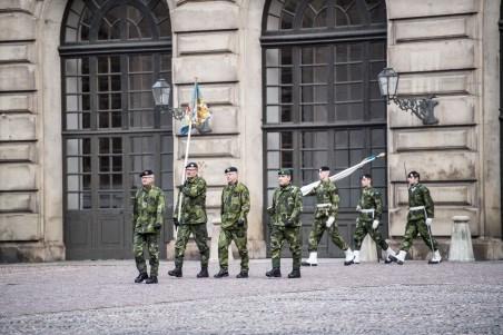 Inre Borggården Gamla fanan förs i parad