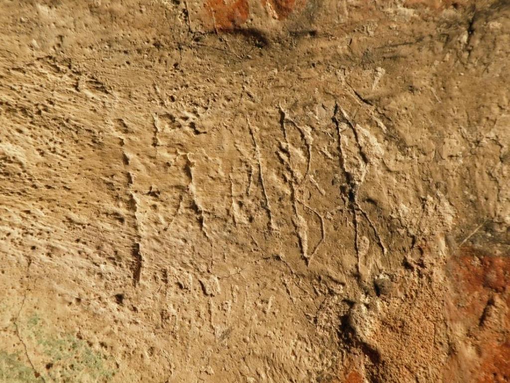 Nyupptäckta runinskrifter i Anga kyrka 4 A. Ristningen finns 310 cm S om långhusets nordvästra hörn och 118 cm ovanför fundamentet till dopfunten (motsvarande 129 cm ovanför golvet).