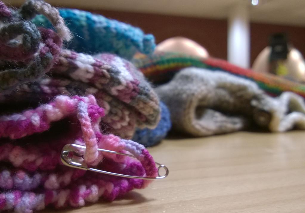Stickkontakten Vi har fått foton från Lettland. Sändningen från vårt stickcafé Stickkontakten var uppskattad. Till höger på bilden syns Liga (31 år) tillsammans med sin dotter Elisabete.