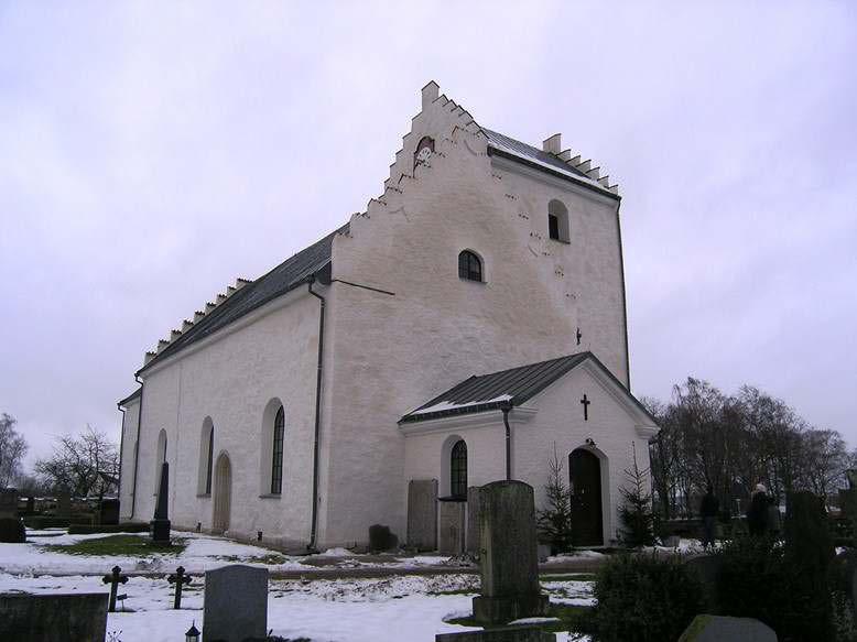Den övre bilden visar kyrkans norra och