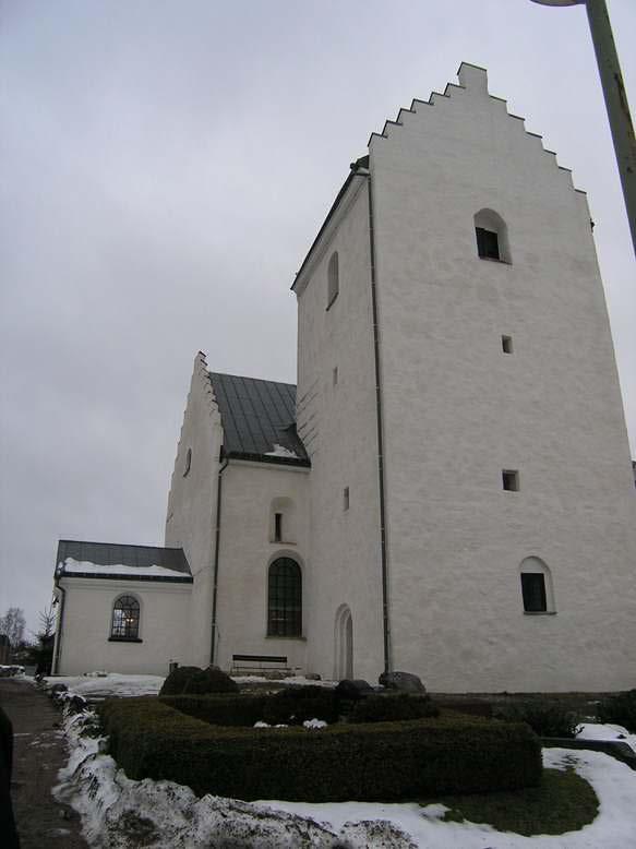 Del av kyrkans södra fasad.