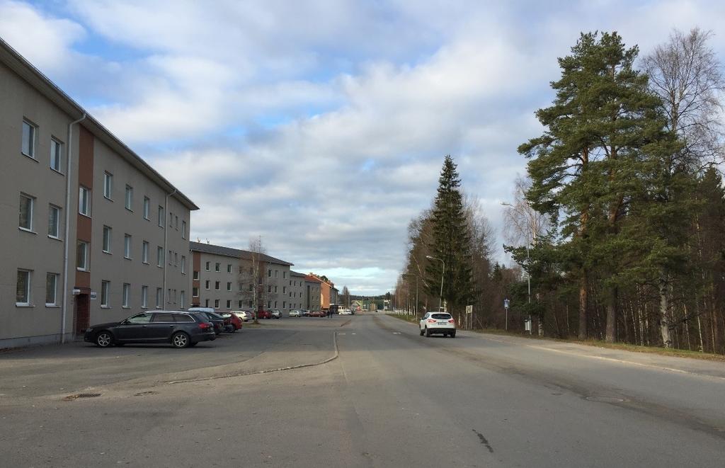 Storgatan med kv Liljan till vänster och Korsträskbäckens ravin till höger. Stationsgatan Storgatan möter Stationsgatan i en T-korsning.