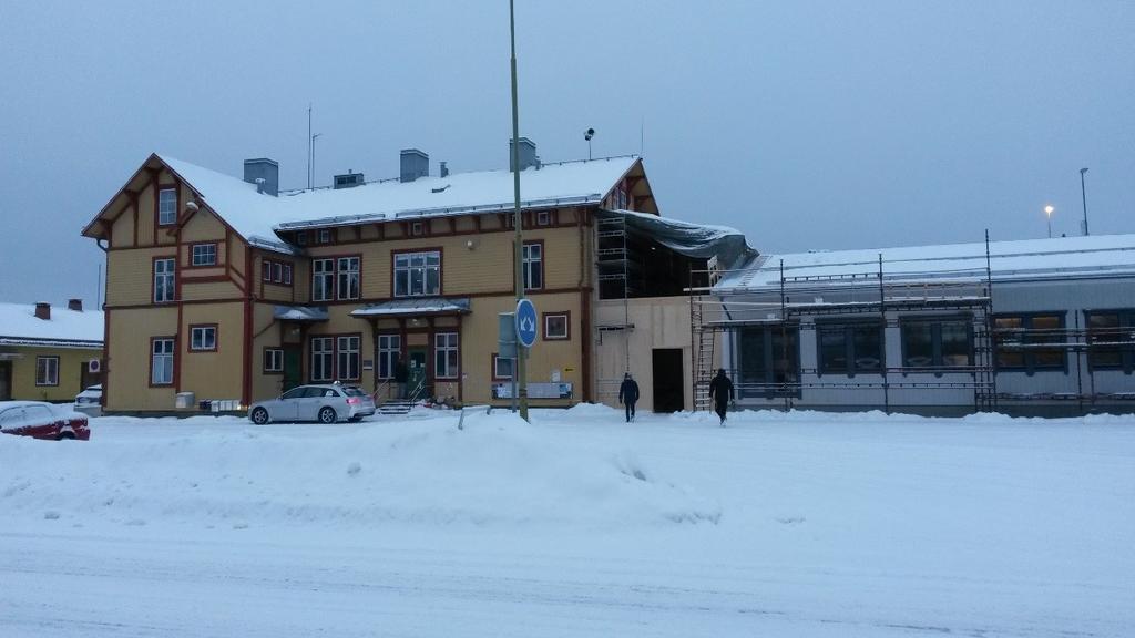 Den södra sidan består av ett öppet parkområde med gräsytor, stora lövträd och buskar.