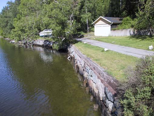 och stödmur mot vattnet