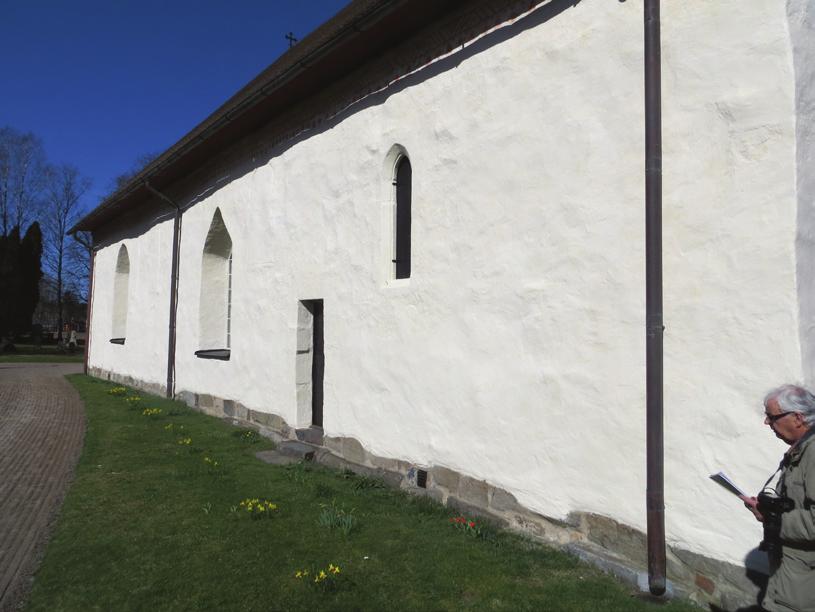 De är daterade 1957 och utgör en datering av putsen som skedde detta år. Ovan till vänster: Kyrkan under pågående arbeten.