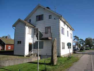 har välbevarade bostadshus och ekonomibyggnader från sekelskiftet 1900.