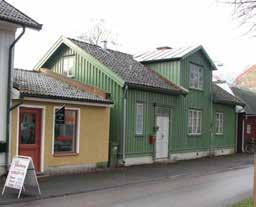 Korpen 3 Välbevarat bostadshus i trä i en våning med inredd vind och frontespis mot Norra Ringgatan.