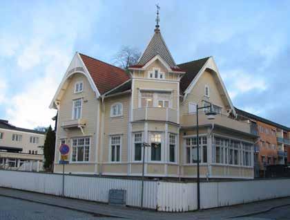 Garage i bottenvåningen norrut. Några trädörrar och fönster är bevarade. Ritat av HSB:s Riksförbund, Arkitektkontoret 1960. Kulturhistoriskt värde.