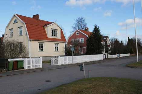 Flertalet av villorna har mansardtak och fasader av puts eller trä. Byggnaderna har drag av jugendstil där några putsade hus bland annat har släta eller rusticerade hörnlisener och böljande takfall.