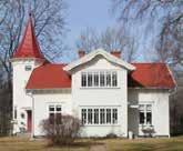 Alingsås tingshus från 1899 och Gustaf Adolfskolan från 1901 är båda uppförda i rött tegel med tidstypisk mönstermurning och fönstersättning, ritade av arkitekt Adrian Pettersson.