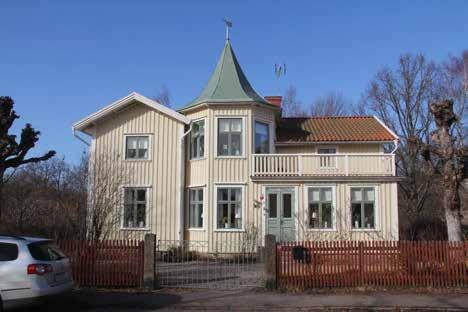 Metodistkyrkan från 1903 är välbevarad och uppförd i en för tiden klassisk träpanelarkitektur med liggande och stående panel samt listverk och stora fönsterpartier.