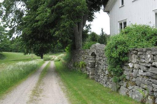 Utmärkande för miljön är stenmurarna runt gårdarna, varav en har en öppning, som bildar ingång till en källare under huset.