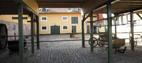 Landsförsamlingen och staden Landsförsamlingen och staden Gårdens bebyggelse är mycket välbevarad och innehåller ekonomibyggnader och arbetarbostäder från framförallt sekelskiftet 1900.