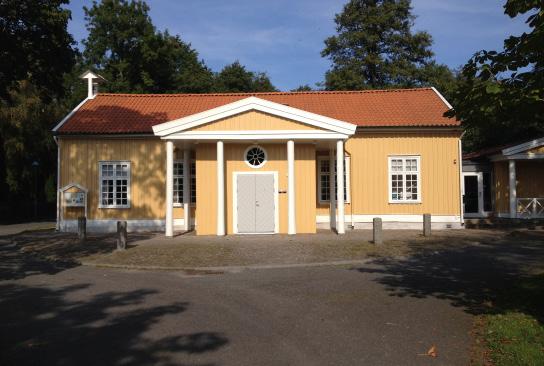 Parken består av en dubbel allé och den leder ner till Säveån från det åttkantiga, mindre huset om står över källan.