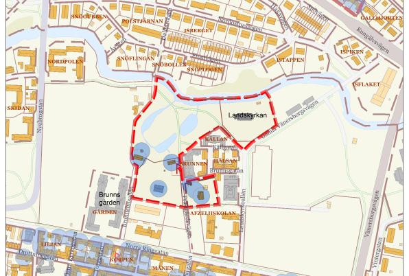 Söder om parken ligger det gamla Brunnshuset från år 1820 som är uppförd i en empireinspirerad träpanelarkitektur med klassicerande portal.