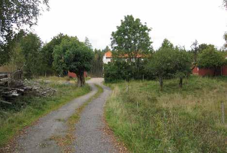 Gårdsanläggningen är uppförd på ett traditionellt sätt, som går tillbaka till 1700-talet.