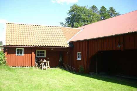 äldre vägarna, stenhägnaderna och strandbrinken, mot Rydbosjön, en bymiljö av