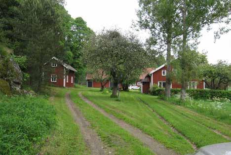 vägen. Miljön uppvisar en mängd olika slags byggnader med olika funktion.