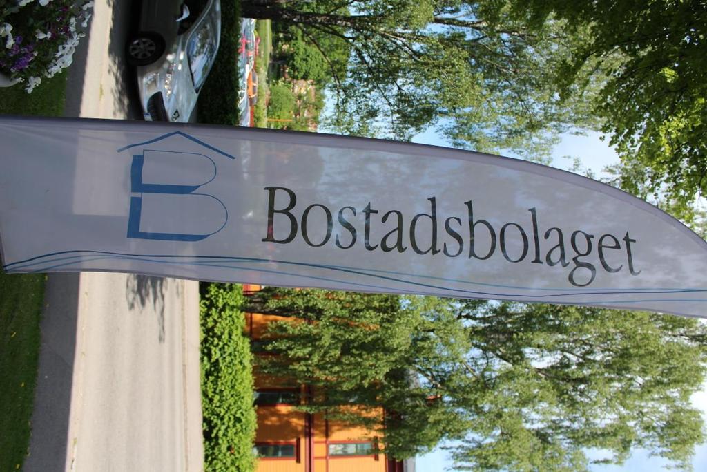 Är du intresserad av att hyra av oss? Ställ dig i vår bostadskö via vår hemsida mjolbybostad.se. Önskar du ha hjälp kan du besöka bobutiken som finns på vårt huvudkontor, Burensköldsvägen 6 i Mjölby.