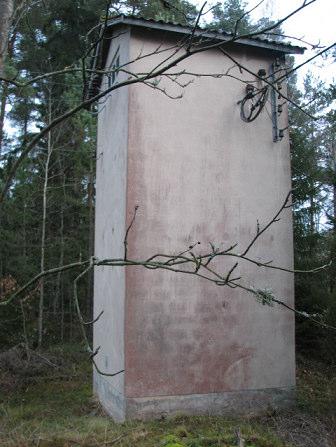 tif Beskrivning Stationen ligger vid vägen mellan Barne-Åsaka och Fåglum. Den ligger omgiven av träd i ett mindre skogsparti. Transformatorstationen har en stram och avskalad exteriör.